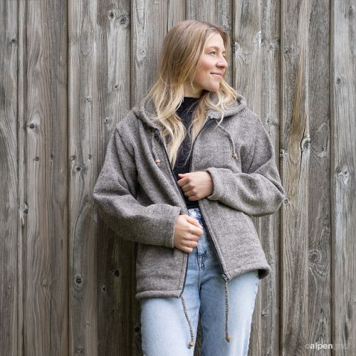 Wolljacke ohne Futter Naturbraun Tragebeispiel